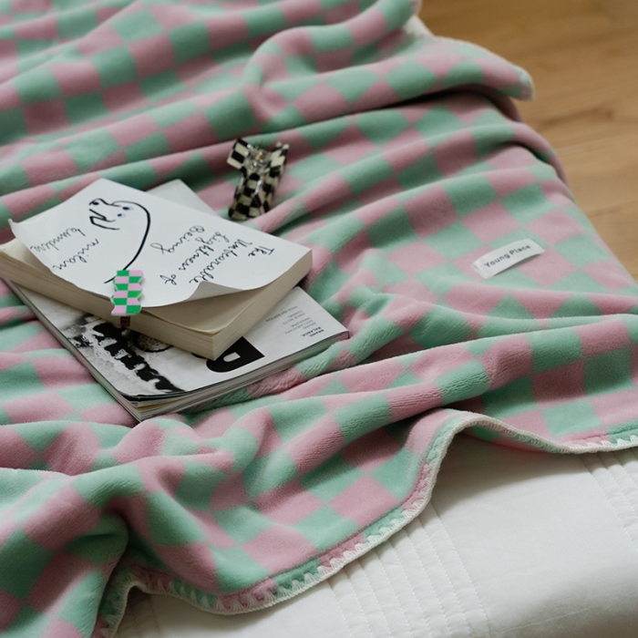 91家纺网 家纺一手货源 找家纺 洋铭区 2021冬季新品棋盘格双色牛奶绒毯子 海贝粉