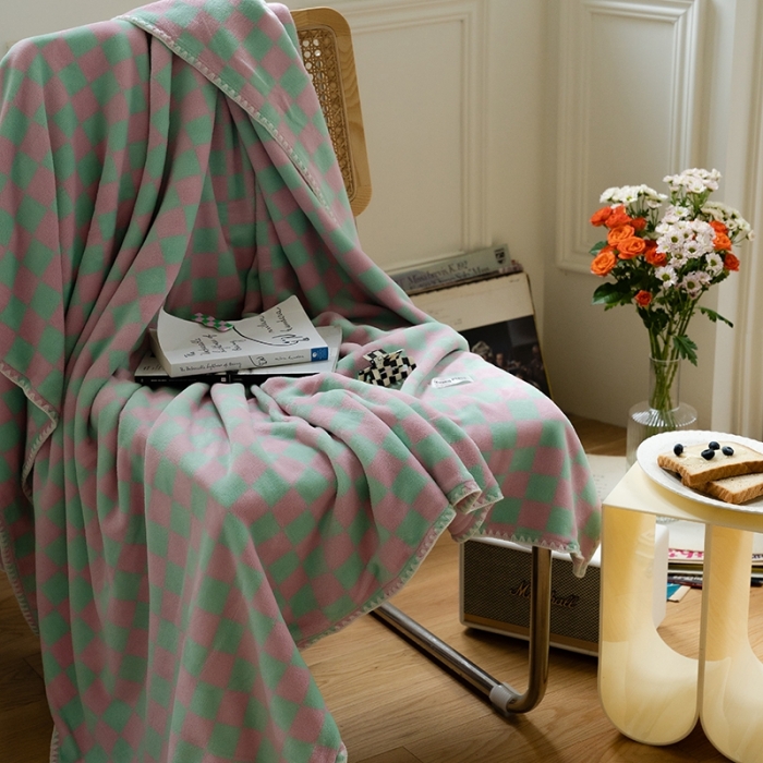 91家纺网 家纺一手货源 找家纺 洋铭区 2021冬季新品棋盘格双色牛奶绒毯子 海贝粉