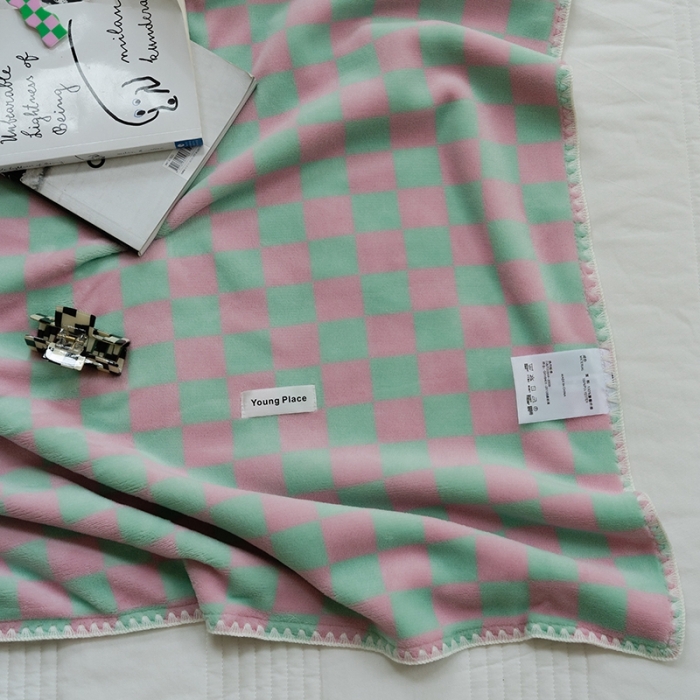 91家纺网 家纺一手货源 找家纺 洋铭区 2021冬季新品棋盘格双色牛奶绒毯子 海贝粉