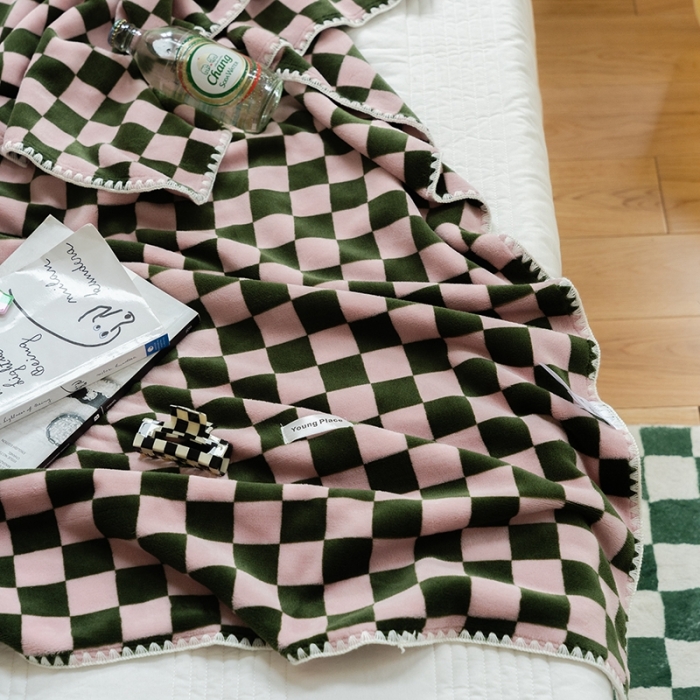 91家纺网 家纺一手货源 找家纺 洋铭区 2021冬季新品棋盘格双色牛奶绒毯子 暖沙咖