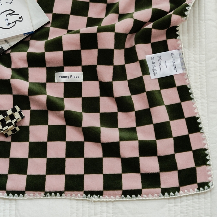 91家纺网 家纺一手货源 找家纺 洋铭区 2021冬季新品棋盘格双色牛奶绒毯子 暖沙咖