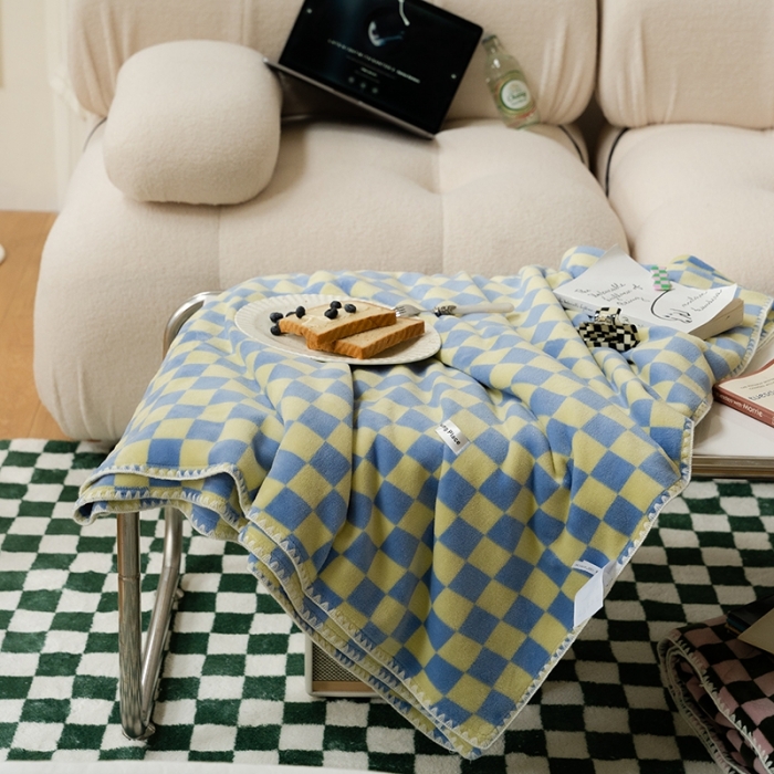 91家纺网 家纺一手货源 找家纺 洋铭区 2021冬季新品棋盘格双色牛奶绒毯子 水雾蓝