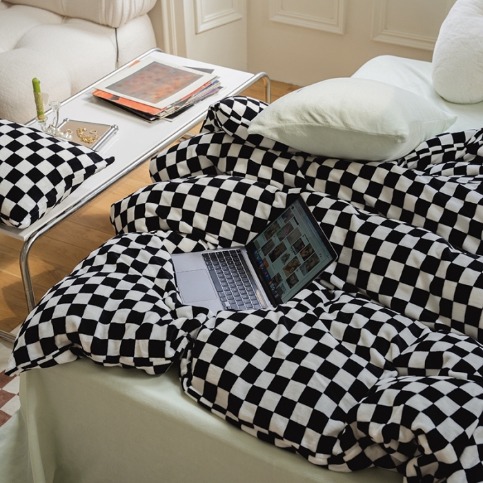 91家纺网 家纺一手货源 找家纺 洋铭区 2021冬季新品棋盘格牛奶绒四件套 初恋黑格