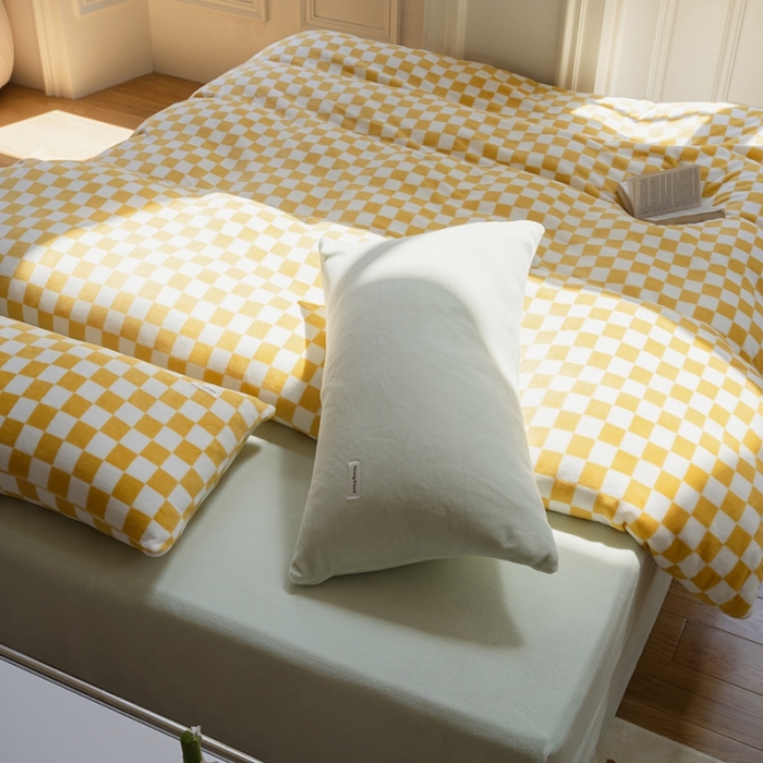 91家纺网 家纺一手货源 找家纺 洋铭区 2021冬季新品棋盘格牛奶绒四件套 初恋黄格