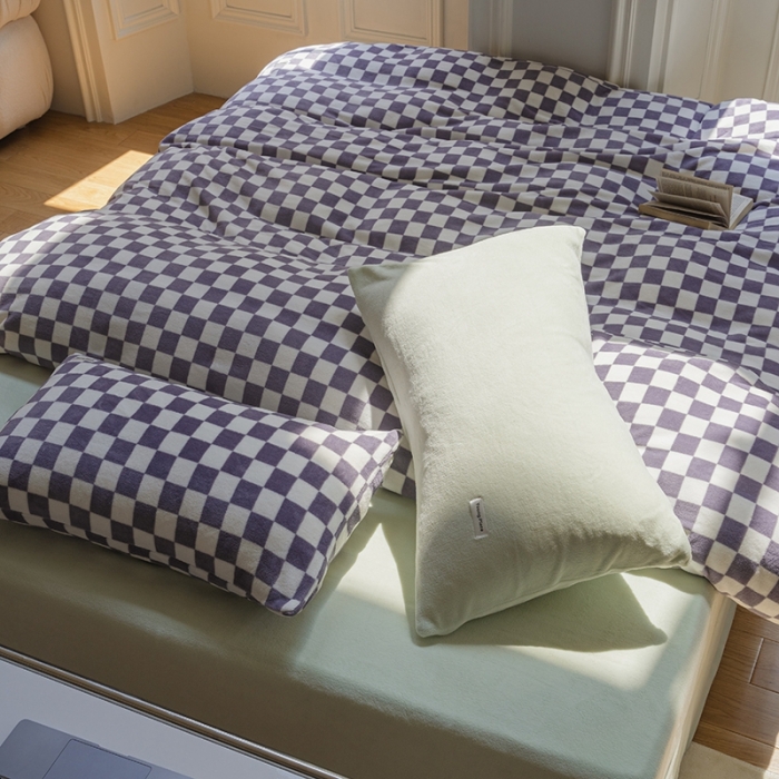 91家纺网 家纺一手货源 找家纺 洋铭区 2021冬季新品棋盘格牛奶绒四件套 初恋紫格