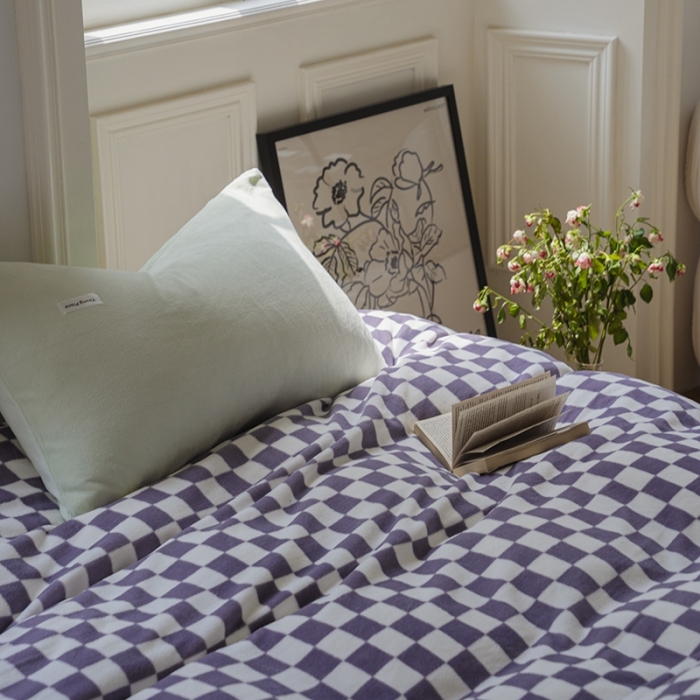 91家纺网 家纺一手货源 找家纺 洋铭区 2021冬季新品棋盘格牛奶绒四件套 初恋紫格