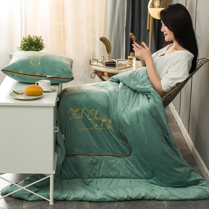 91家纺网 家纺一手货源 找家纺 照世家纺2021新款水晶绒抱枕-字母款薄荷绿