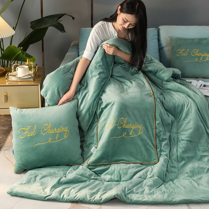 91家纺网 家纺一手货源 找家纺 照世家纺2021新款水晶绒抱枕-字母款薄荷绿