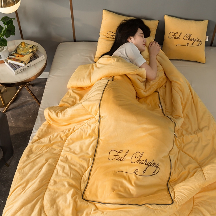 91家纺网 家纺一手货源 找家纺 照世家纺2021新款水晶绒抱枕-字母款姜黄