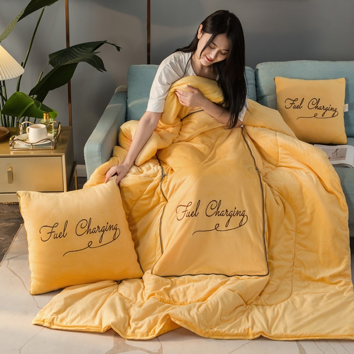 91家纺网 家纺一手货源 找家纺 照世家纺2021新款水晶绒抱枕-字母款姜黄