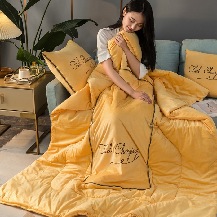 91家纺网 家纺一手货源 找家纺 照世家纺2021新款水晶绒抱枕-字母款姜黄