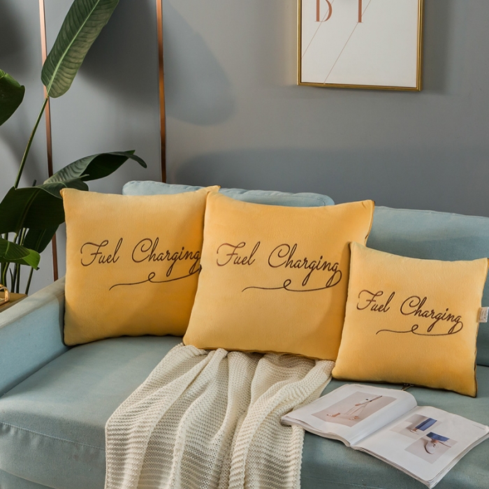 91家纺网 家纺一手货源 找家纺 照世家纺2021新款水晶绒抱枕-字母款姜黄