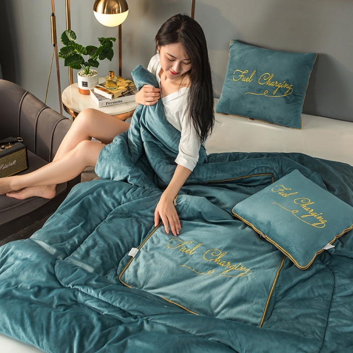 91家纺网 家纺一手货源 找家纺 照世家纺2021新款水晶绒抱枕-字母款 墨绿