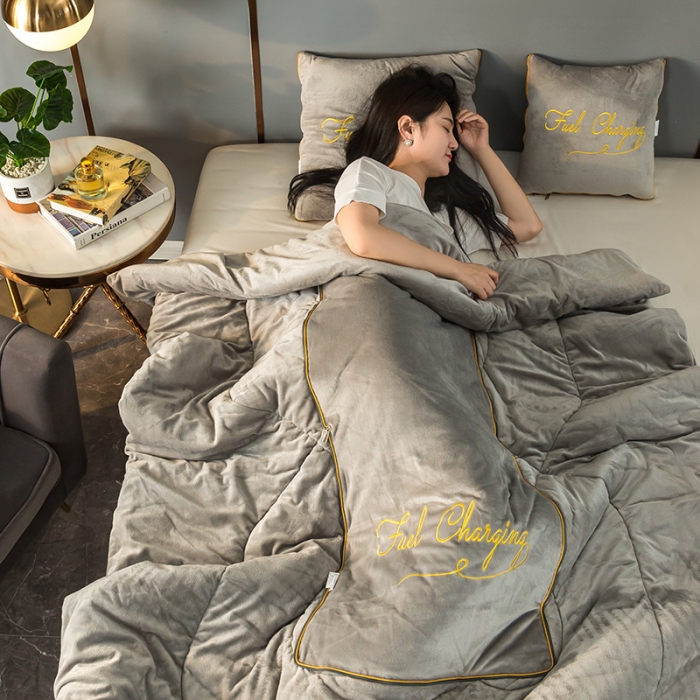 91家纺网 家纺一手货源 找家纺 照世家纺2021新款水晶绒抱枕-字母款 浅灰