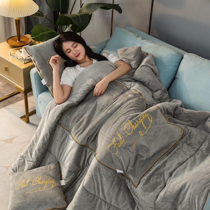 91家纺网 家纺一手货源 找家纺 照世家纺2021新款水晶绒抱枕-字母款 浅灰