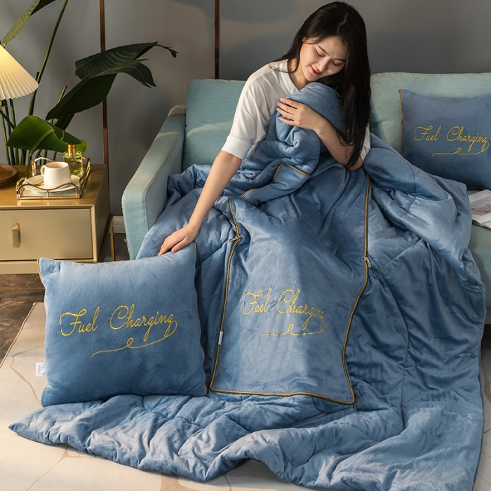 91家纺网 家纺一手货源 找家纺 照世家纺2021新款水晶绒抱枕-字母款 浅蓝