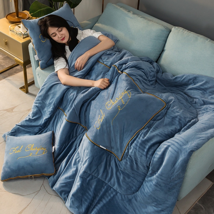 91家纺网 家纺一手货源 找家纺 照世家纺2021新款水晶绒抱枕-字母款 浅蓝