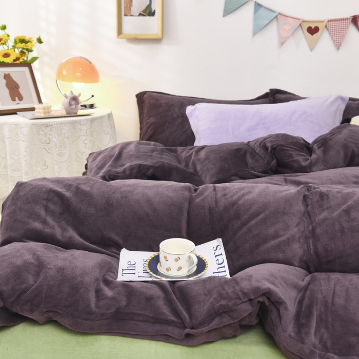 91家纺网 家纺一手货源 找家纺 优彩 2021新款高克重纯色混搭牛奶绒四件套 葡萄紫