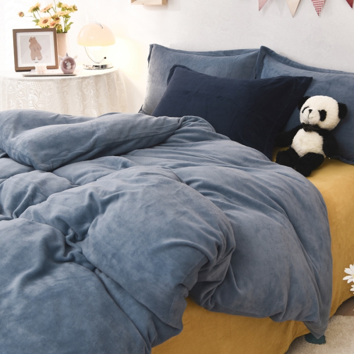 91家纺网 家纺一手货源 找家纺 优彩 2021新款高克重纯色混搭牛奶绒四件套 雾霾蓝