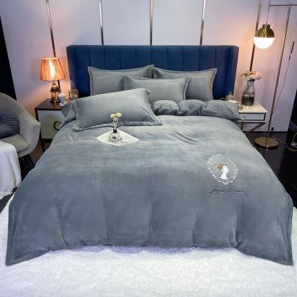 91家纺网 家纺一手货源 找家纺 禧缘家纺（原梦想家） 2024新款牛奶绒刺绣花边四件套—居里夫人 深灰