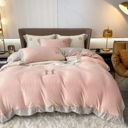 91家纺网 家纺一手货源 找家纺 米莱家纺 2021新款高克重牛奶绒宽边刺绣四件套 樱花粉