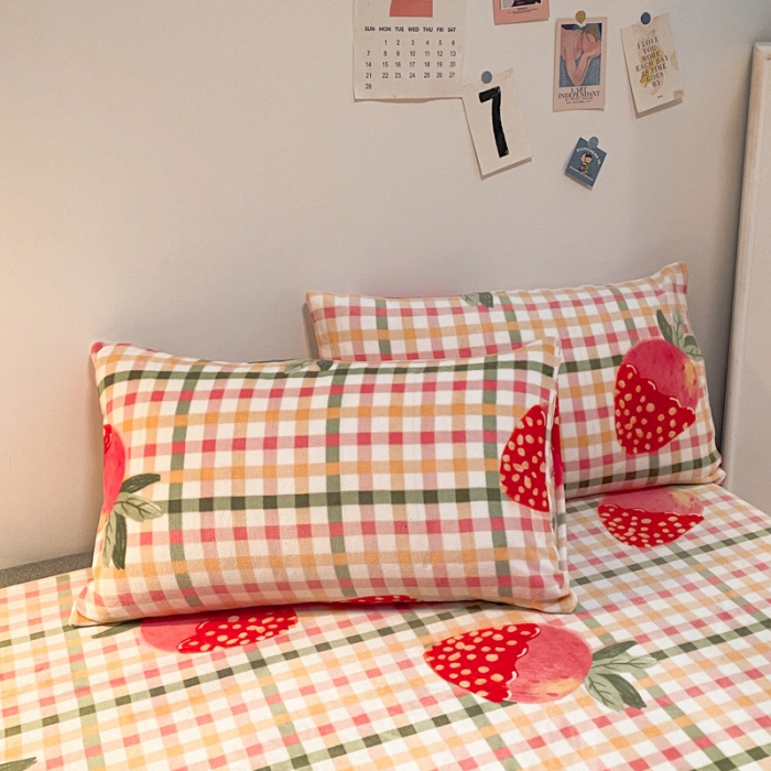 91家纺网 家纺一手货源 找家纺 金爱家 2021新款跑量款牛奶绒四件套 美味草莓-粉