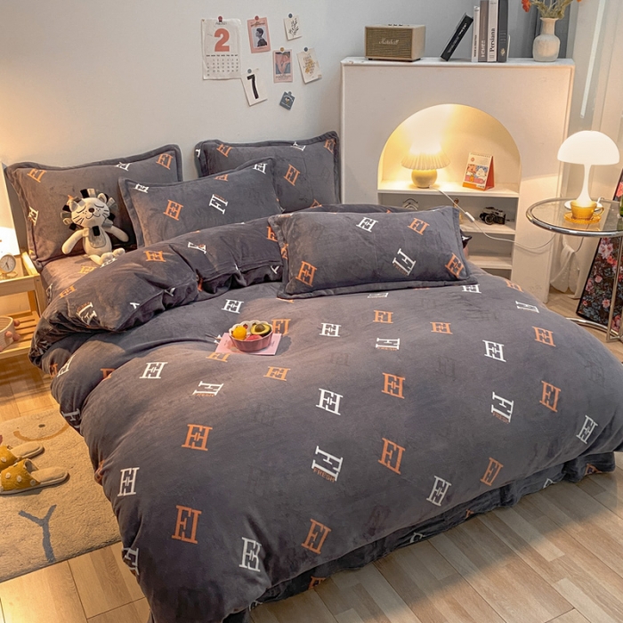 91家纺网 家纺一手货源 找家纺 金爱家 2021新款跑量款牛奶绒四件套 字母-灰