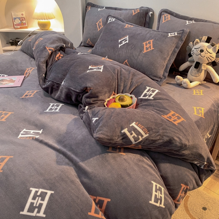 91家纺网 家纺一手货源 找家纺 金爱家 2021新款跑量款牛奶绒四件套 字母-灰