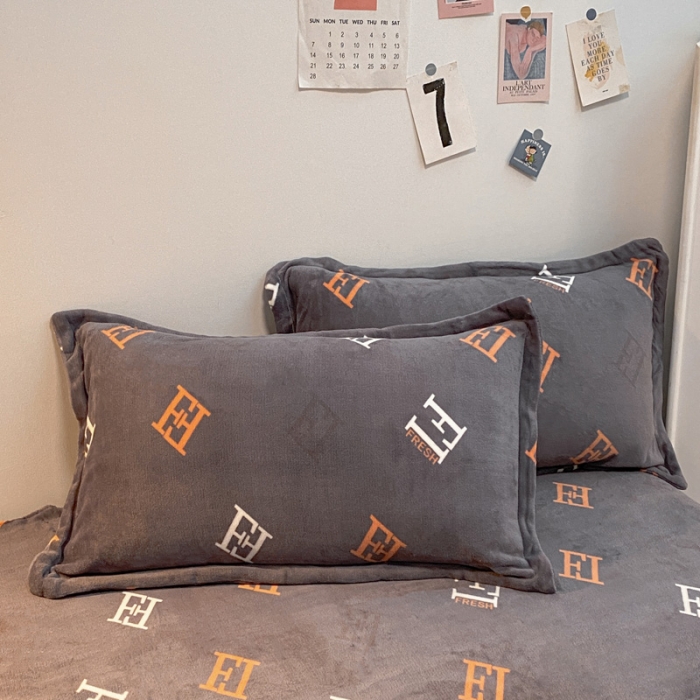 91家纺网 家纺一手货源 找家纺 金爱家 2021新款跑量款牛奶绒四件套 字母-灰