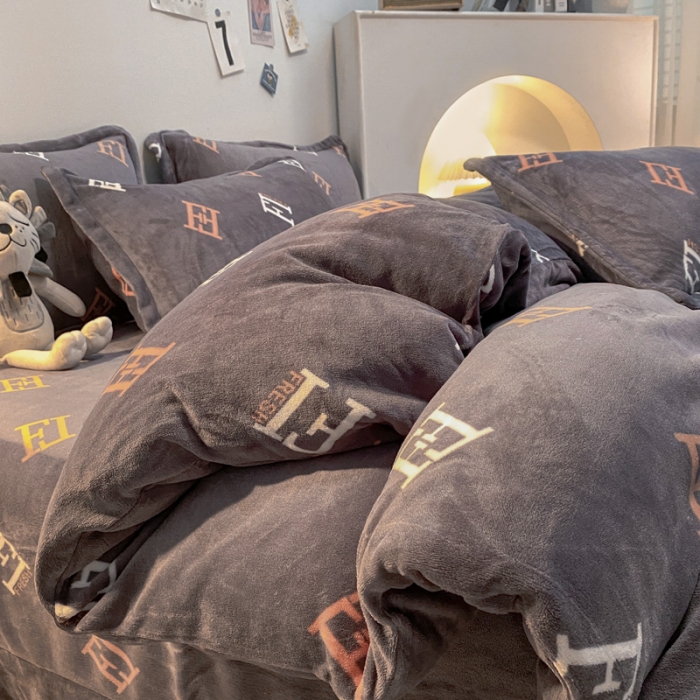 91家纺网 家纺一手货源 找家纺 金爱家 2021新款跑量款牛奶绒四件套 字母-灰