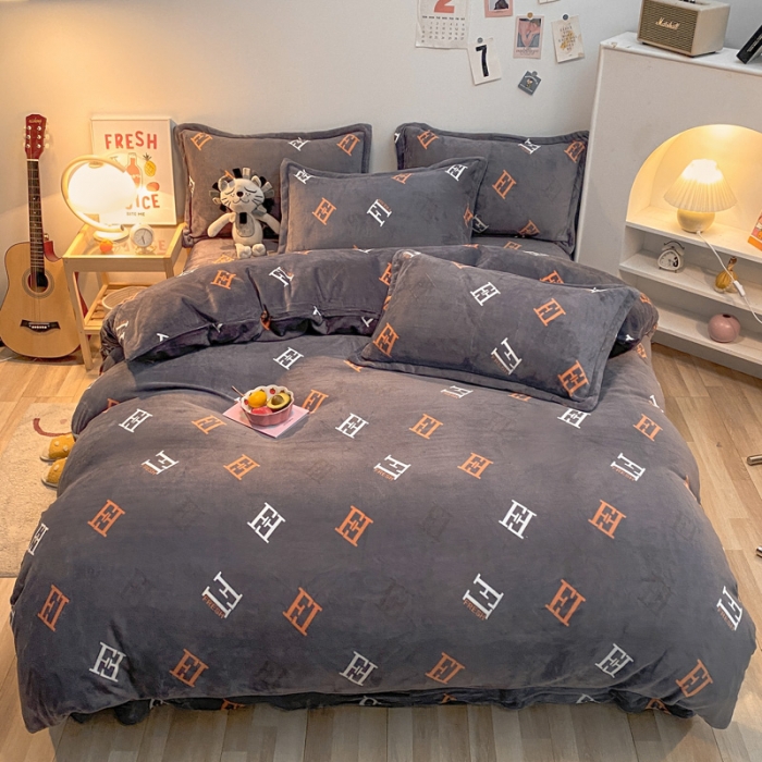 91家纺网 家纺一手货源 找家纺 金爱家 2021新款跑量款牛奶绒四件套 字母-灰