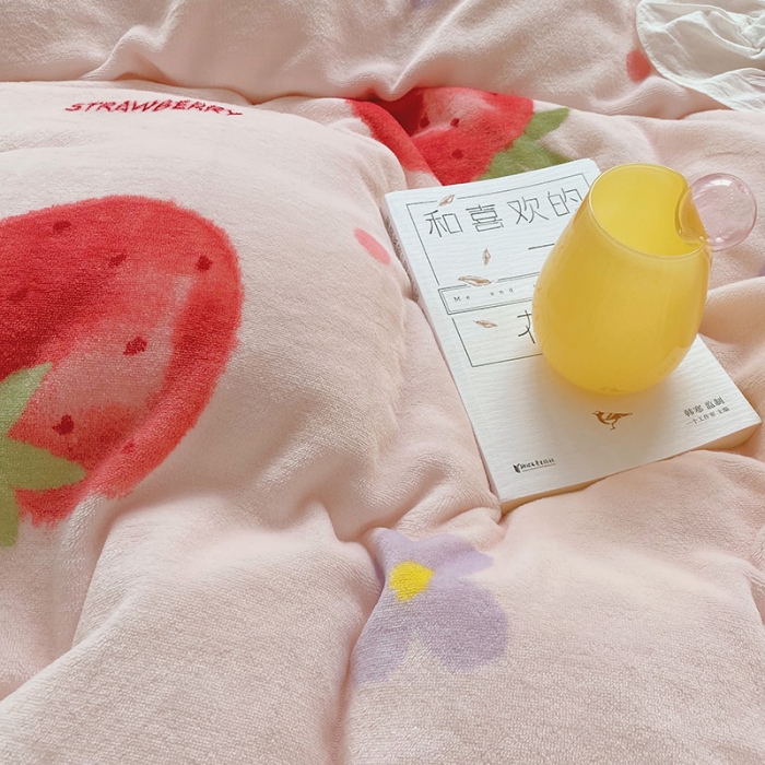 91家纺网 家纺一手货源 找家纺 顾里2021新款ins韩国高端保暖牛奶绒四件套 花花草莓