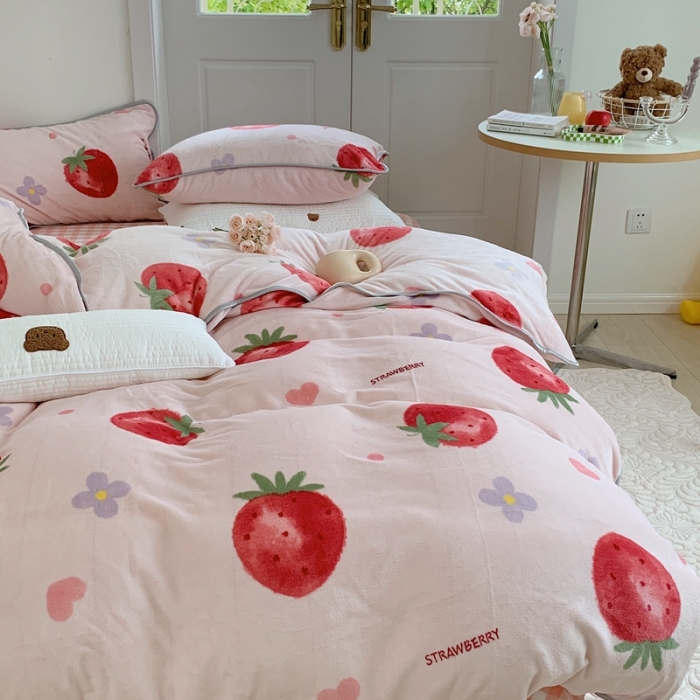 91家纺网 家纺一手货源 找家纺 顾里2021新款ins韩国高端保暖牛奶绒四件套 花花草莓