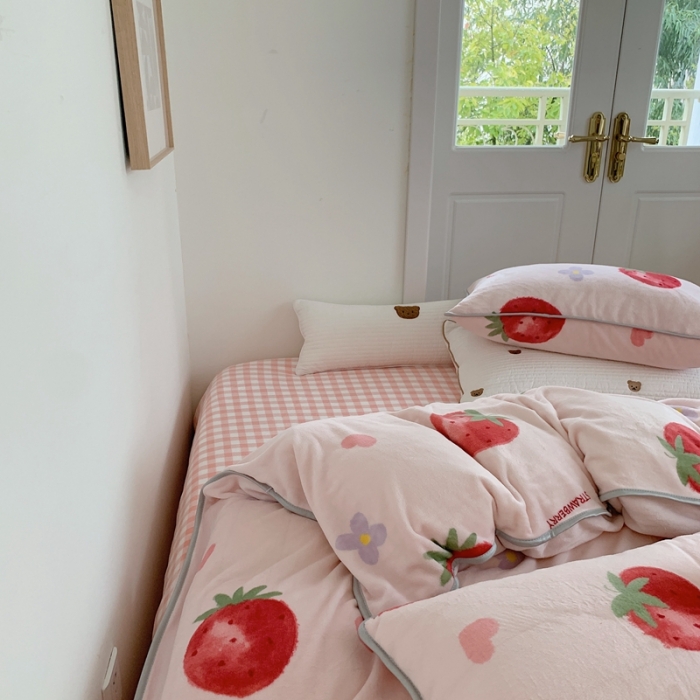 91家纺网 家纺一手货源 找家纺 顾里2021新款ins韩国高端保暖牛奶绒四件套 花花草莓