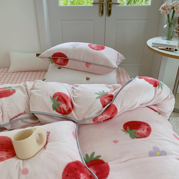 91家纺网 家纺一手货源 找家纺 顾里2021新款ins韩国高端保暖牛奶绒四件套 花花草莓