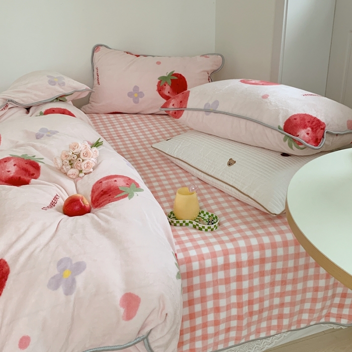 91家纺网 家纺一手货源 找家纺 顾里2021新款ins韩国高端保暖牛奶绒四件套 花花草莓