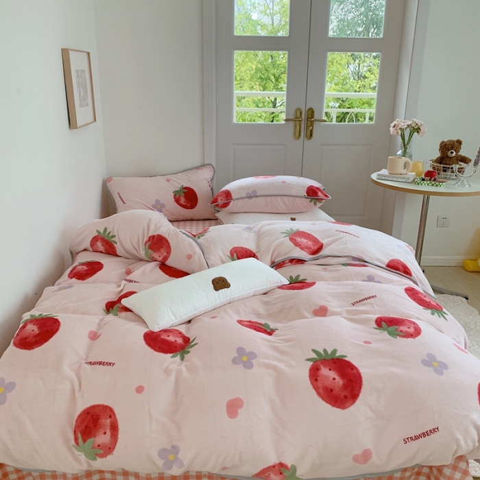 91家纺网 家纺一手货源 找家纺 顾里2021新款ins韩国高端保暖牛奶绒四件套 花花草莓