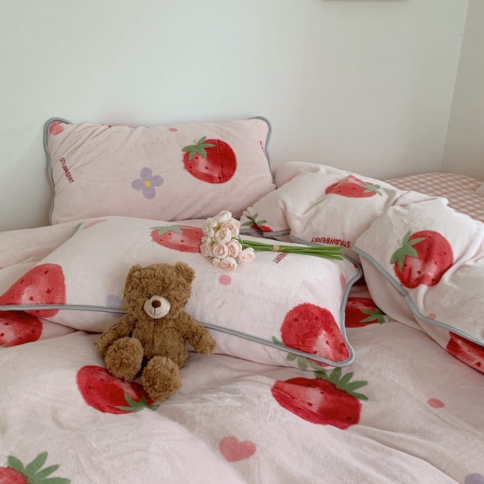 91家纺网 家纺一手货源 找家纺 顾里2021新款ins韩国高端保暖牛奶绒四件套 花花草莓
