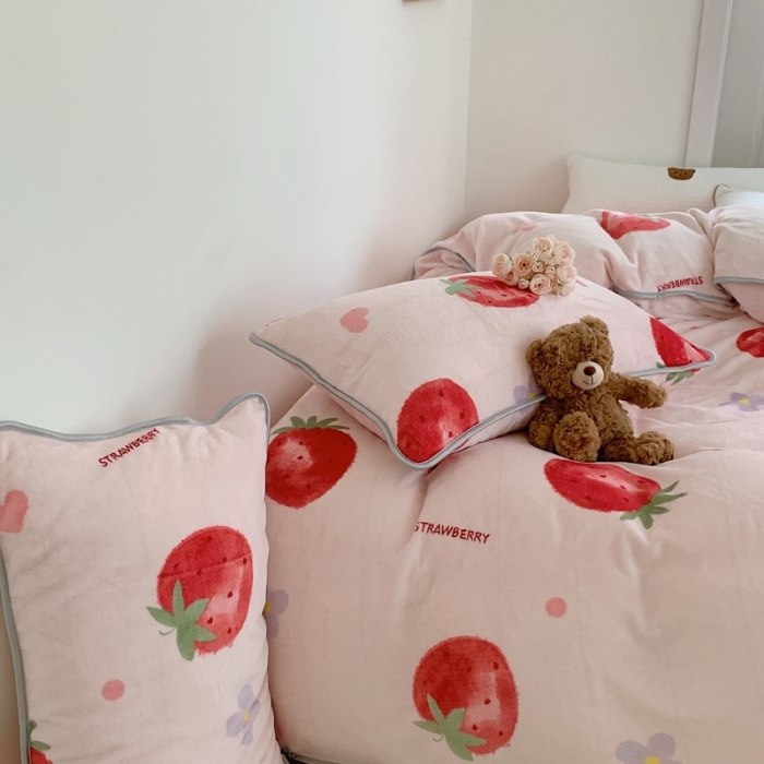 91家纺网 家纺一手货源 找家纺 顾里2021新款ins韩国高端保暖牛奶绒四件套 花花草莓