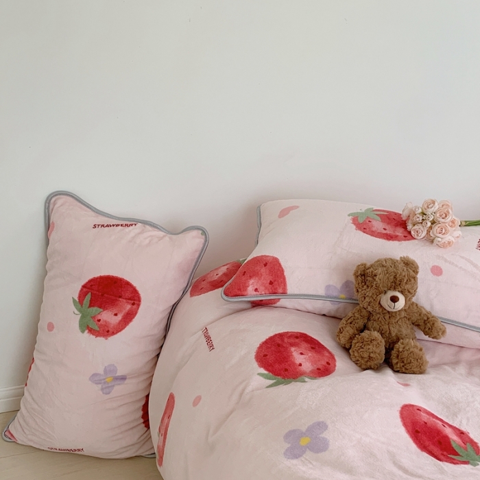 91家纺网 家纺一手货源 找家纺 顾里2021新款ins韩国高端保暖牛奶绒四件套 花花草莓