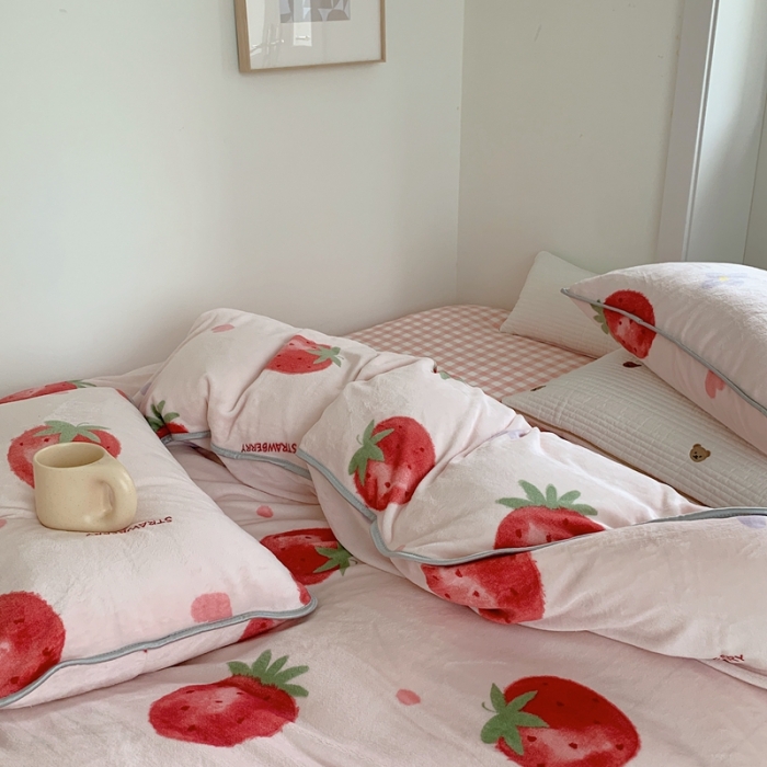 91家纺网 家纺一手货源 找家纺 顾里2021新款ins韩国高端保暖牛奶绒四件套 花花草莓