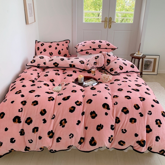 91家纺网 家纺一手货源 找家纺 顾里2021新款ins韩国高端保暖牛奶绒四件套 粉豹纹