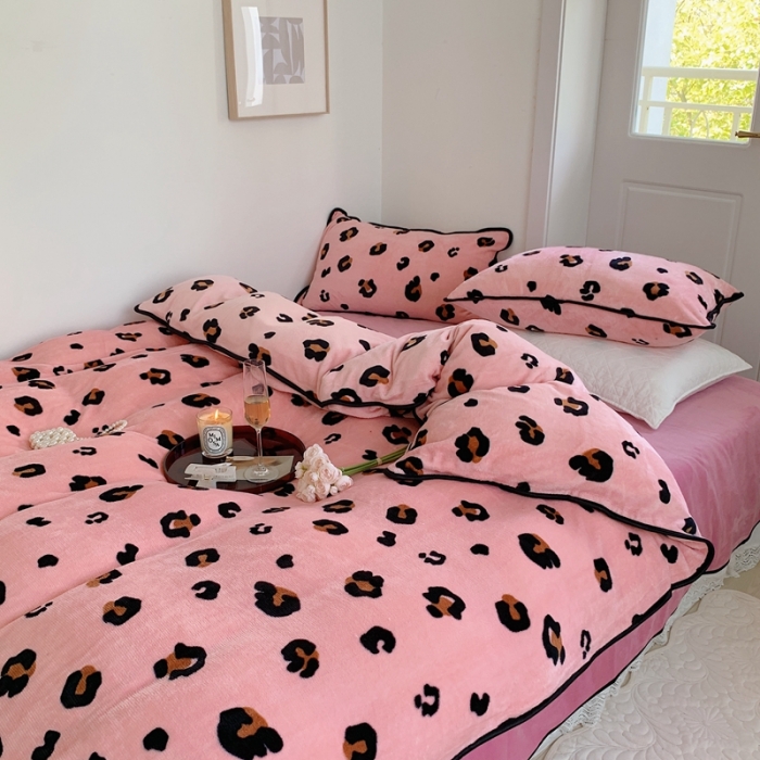 91家纺网 家纺一手货源 找家纺 顾里2021新款ins韩国高端保暖牛奶绒四件套 粉豹纹