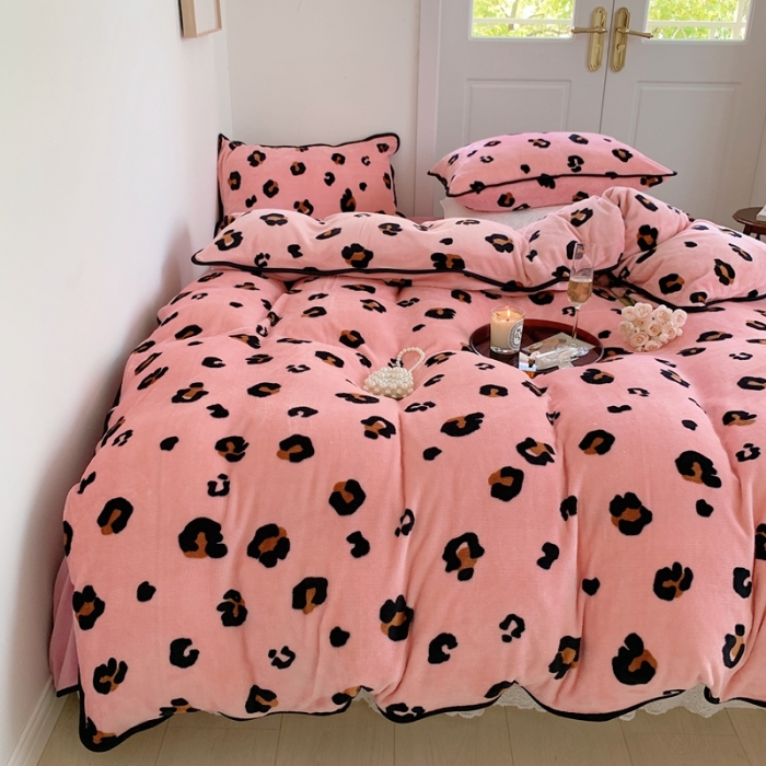 91家纺网 家纺一手货源 找家纺 顾里2021新款ins韩国高端保暖牛奶绒四件套 粉豹纹