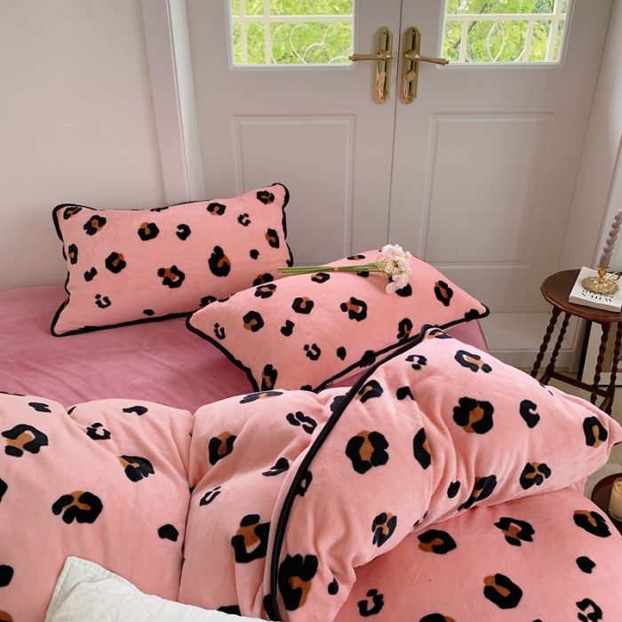 91家纺网 家纺一手货源 找家纺 顾里2021新款ins韩国高端保暖牛奶绒四件套 粉豹纹