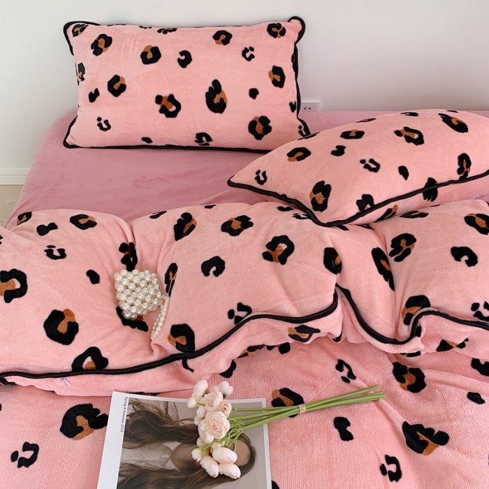 91家纺网 家纺一手货源 找家纺 顾里2021新款ins韩国高端保暖牛奶绒四件套 粉豹纹