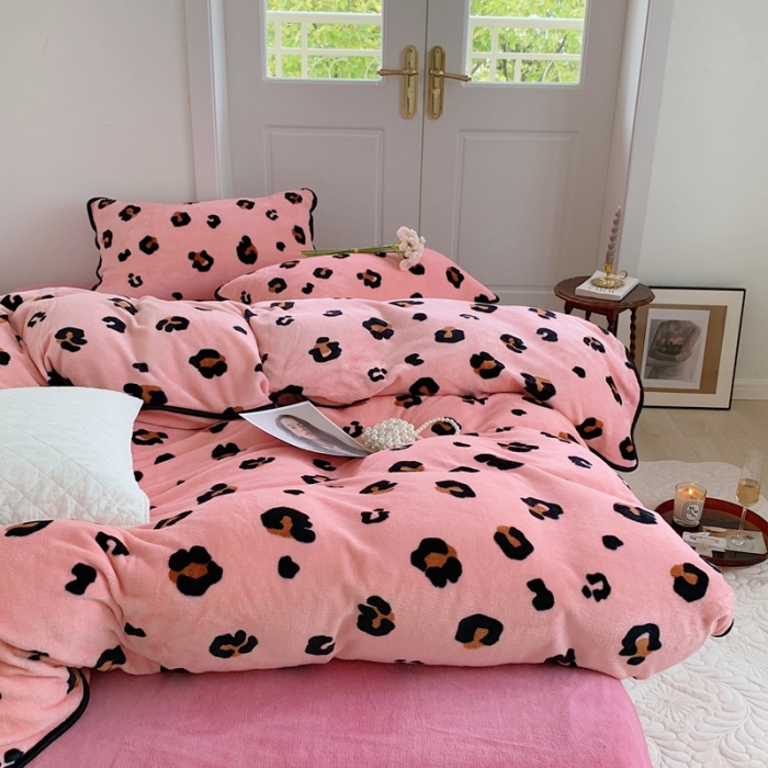 91家纺网 家纺一手货源 找家纺 顾里2021新款ins韩国高端保暖牛奶绒四件套 粉豹纹