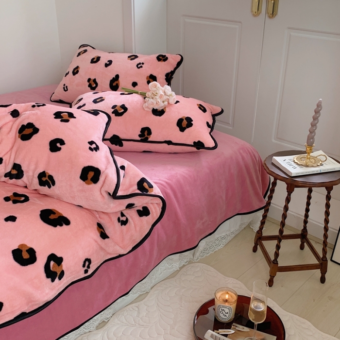 91家纺网 家纺一手货源 找家纺 顾里2021新款ins韩国高端保暖牛奶绒四件套 粉豹纹