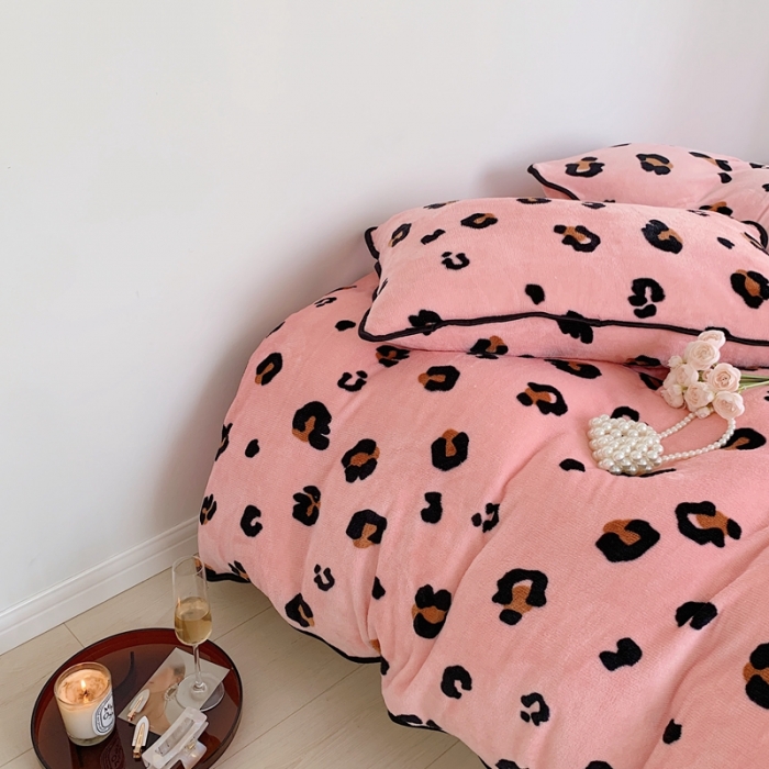 91家纺网 家纺一手货源 找家纺 顾里2021新款ins韩国高端保暖牛奶绒四件套 粉豹纹