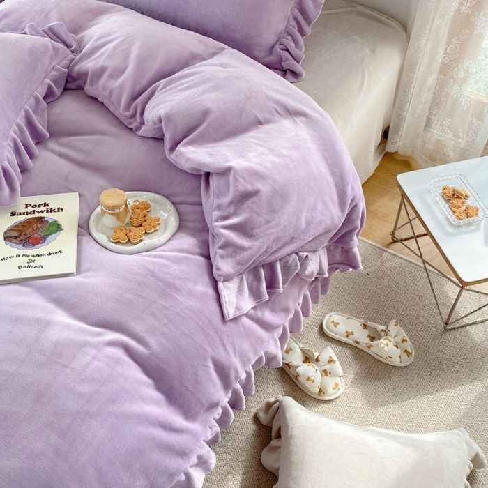 91家纺网 家纺一手货源 找家纺 六巷胡同 2021新款牛奶绒ins混搭花边款四件套 淡紫浅灰